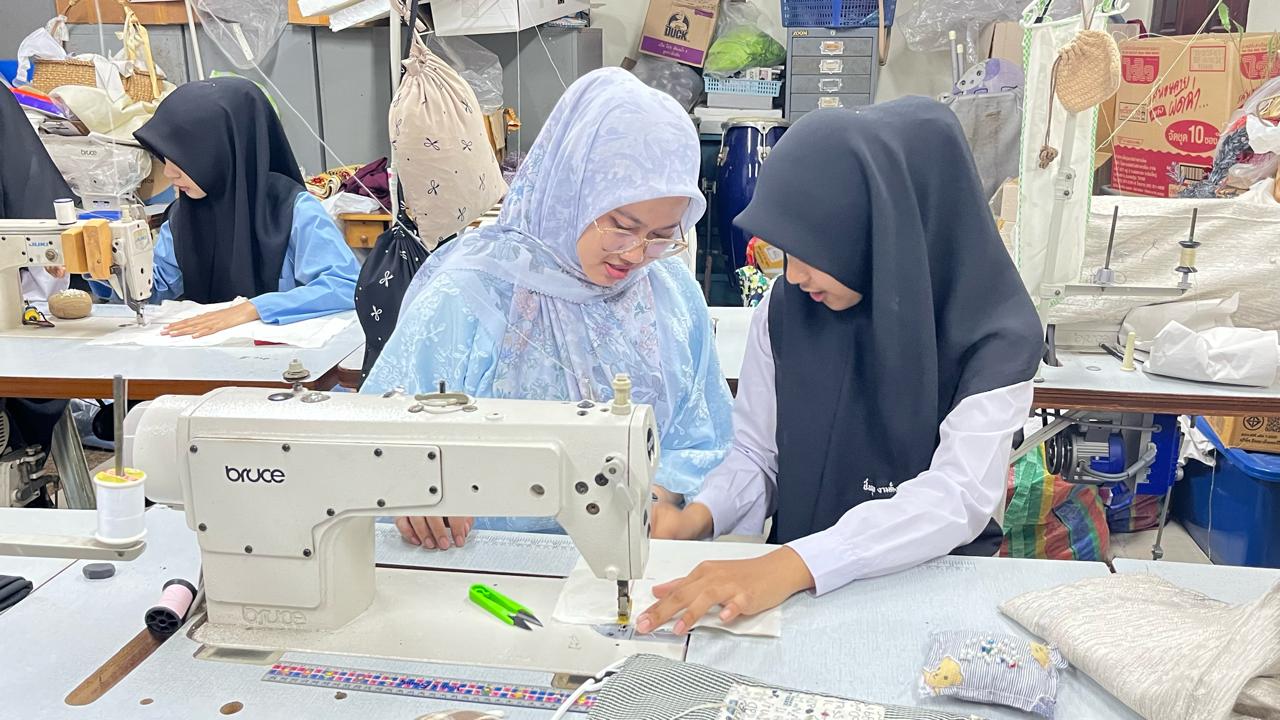 Elok Vilantika, S.E., M.M selaku dosen Program Studi Manajemen, Fakultas Ekonomi dan Bisnis, Universitas Muhammadiyah Gresik (UMG) melakukan pendampingan pengelolaan unit bisnis sekolah.