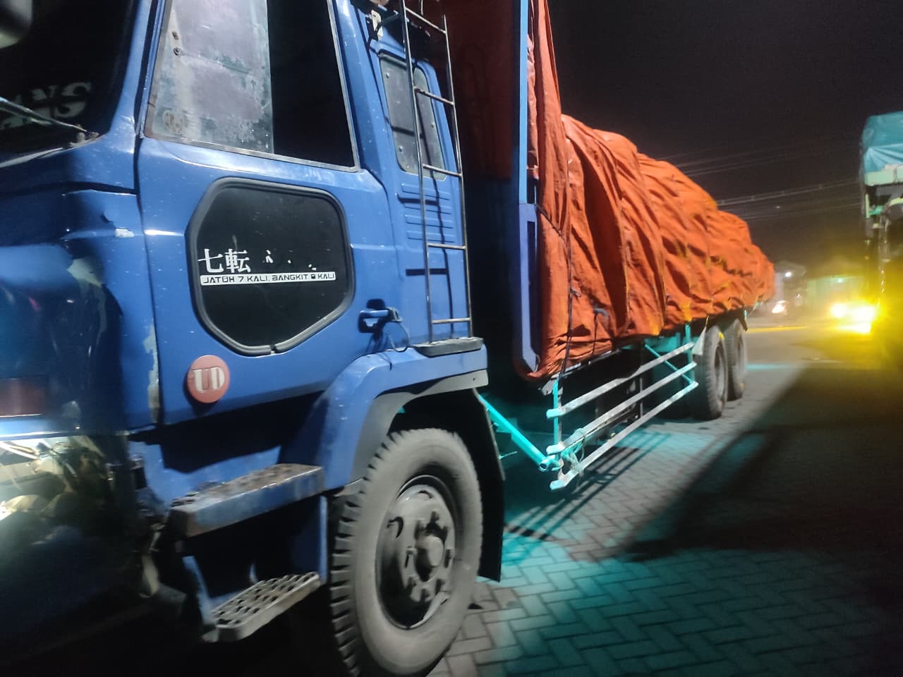 DIAMANKAN : Anggota Polsek Driyorejo saat mengamankan kendaraan yang terlibat kecelakaan di Jalan Raya Dusun Larangan, Desa Gadung, Kecamatan Driyorejo, Gresik