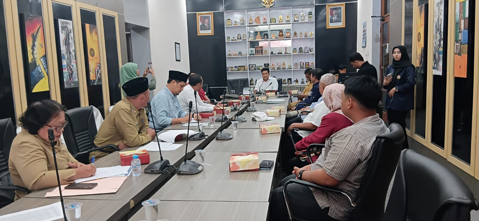 AUDIENSI : Para pembeli kios Pasar Ikan Modern Gresik audiensi ke DPRD Gresik.