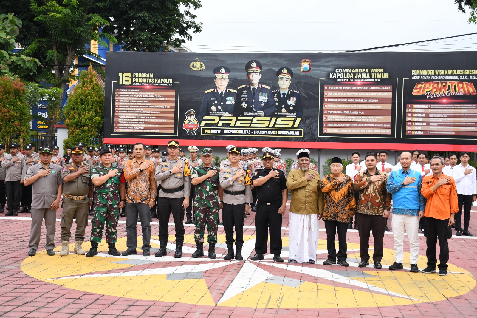 PLN Gresik mengikuti Apel Siaga Nataru di Halaman Mapolres Gresik.