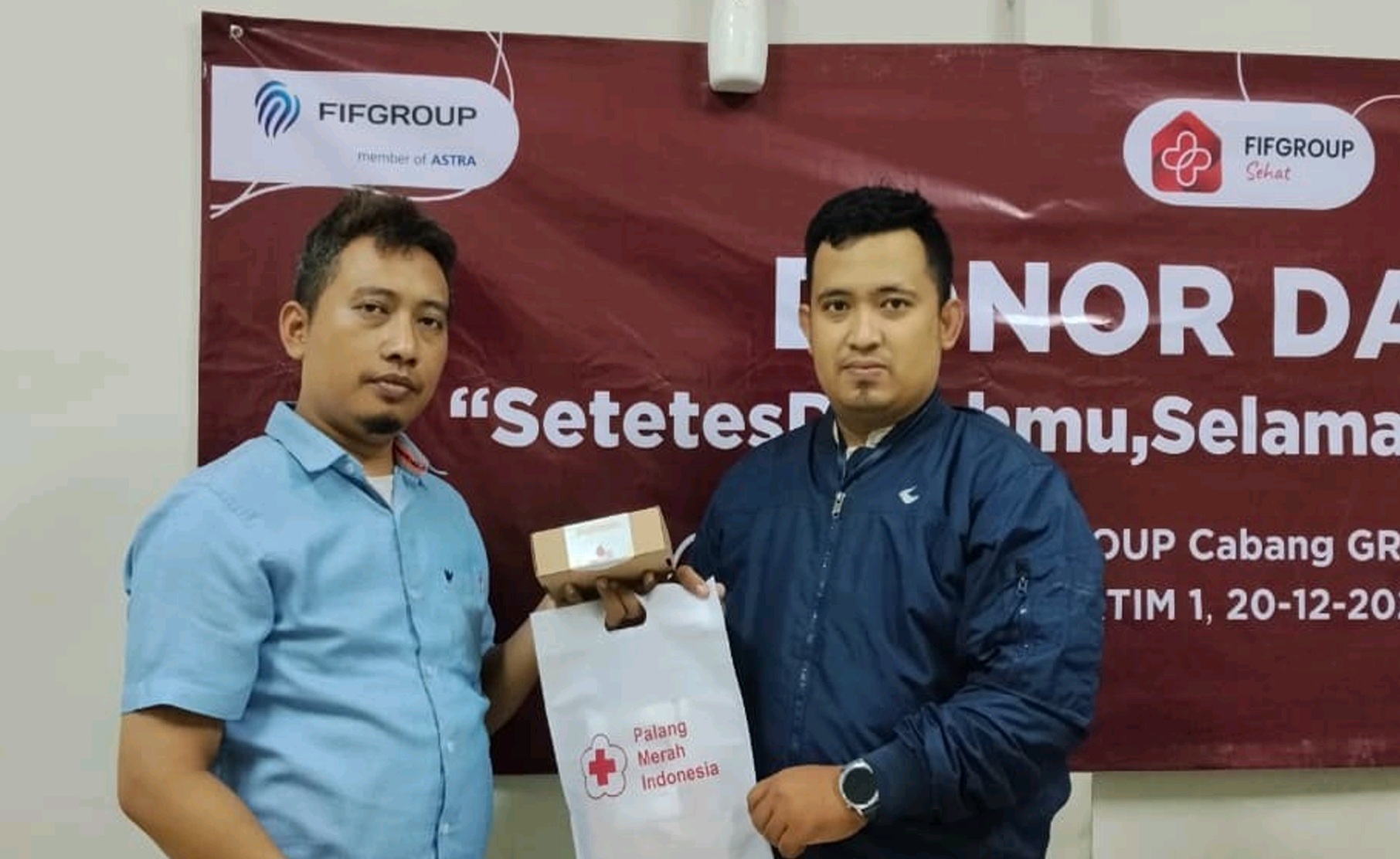 Pendonor darah yang telah mendonorkan darahnya mendapat bingkisan dari manajemen Kantor Cabang FIFGROUP Gresik II.