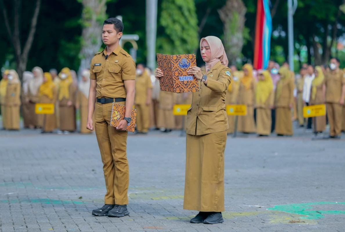 UPACARA : Para ASN Gresik saat upacara di Kantor Bupati Gresik.