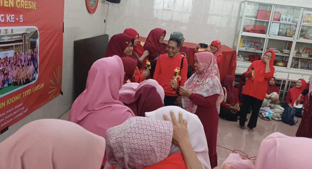 APRESIASI : Para ibu-ibu diberikan bunga mawar oleh Asbag Gresik.