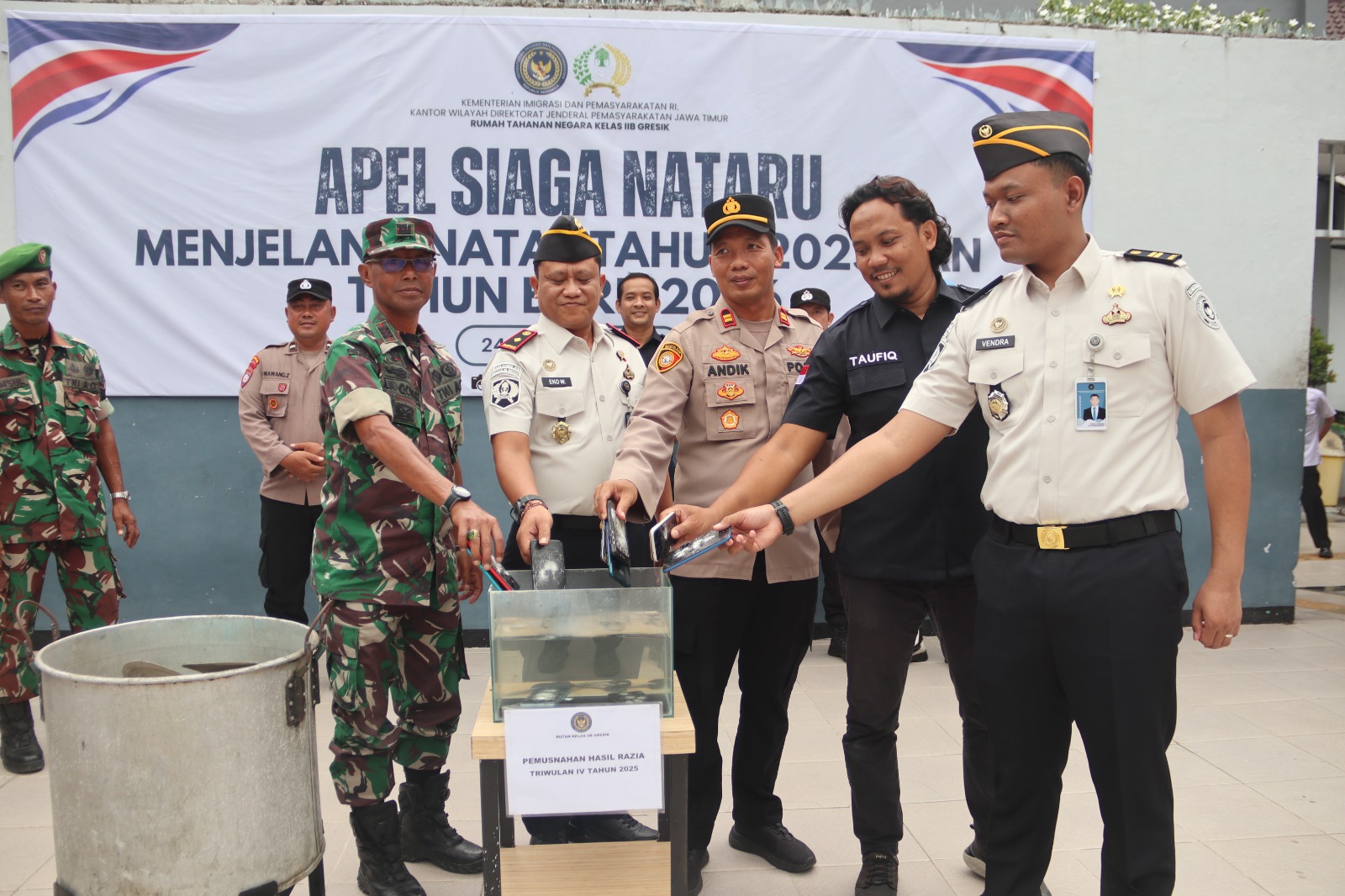 DIMUSNAKAHKAN : Usai melakukan apel Siaga petugas Rutan, BNNK Gresik, Koramil Cerme dan Polsek Cerme memusnahkan HP dari hasil razia di dalam Rutan.