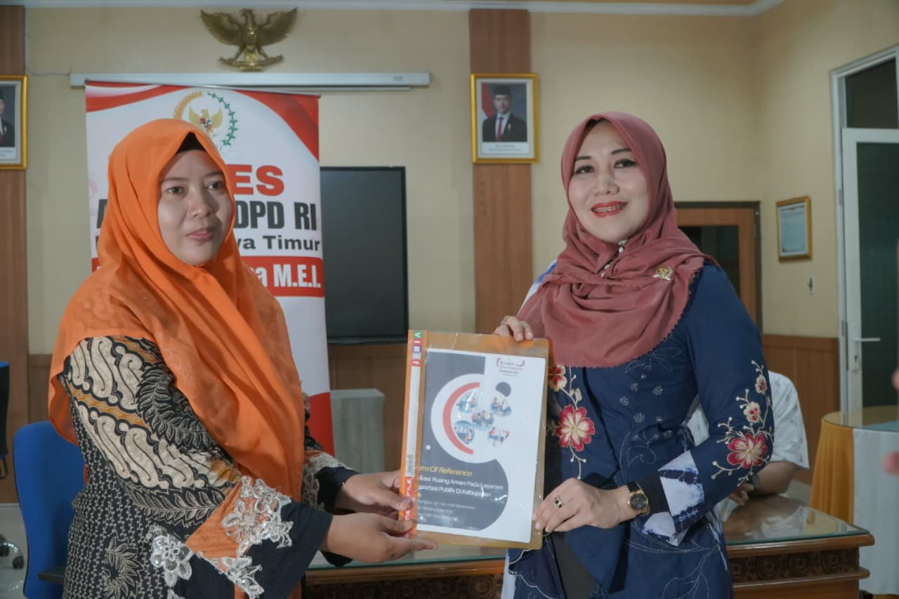 Ketua KPI Gresik Duta Bintan menyerahkan masukan terkait pelayanan TransJatim