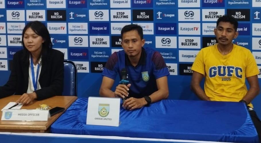 KIAN PANAS: Pelatih Gresik United, Andik Ardiansyah, saat memberikan keterangan pers usai laga melawan Waanal Brothers. Rentetan hasil buruk membuat posisi Andik di kursi kepelatihan kini terancam.