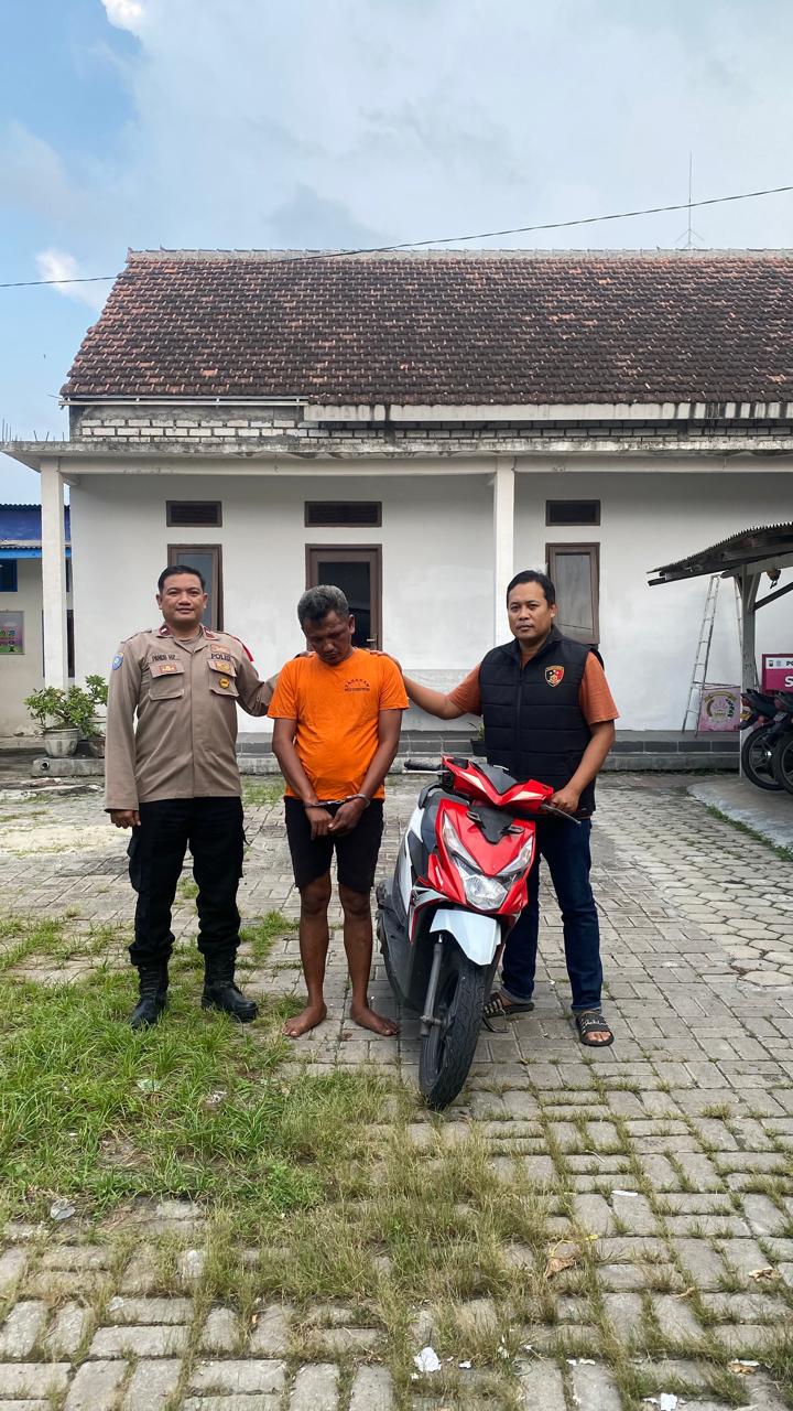 DIAMANKAN: Tersangka Suparlan beserta barang bukti sepeda motor yang dicurinya saat diamankan oleh anggota Reskrim Polsek Duduksampeyan, Gresik.