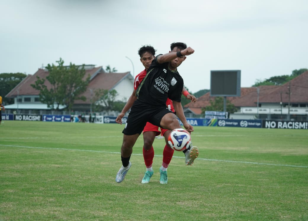 CUKUR: Para pemain Gresik United merayakan kemenangan setelah berhasil memutus tren negatif dengan menundukkan Persiba Bantul lewat skor 2-0.