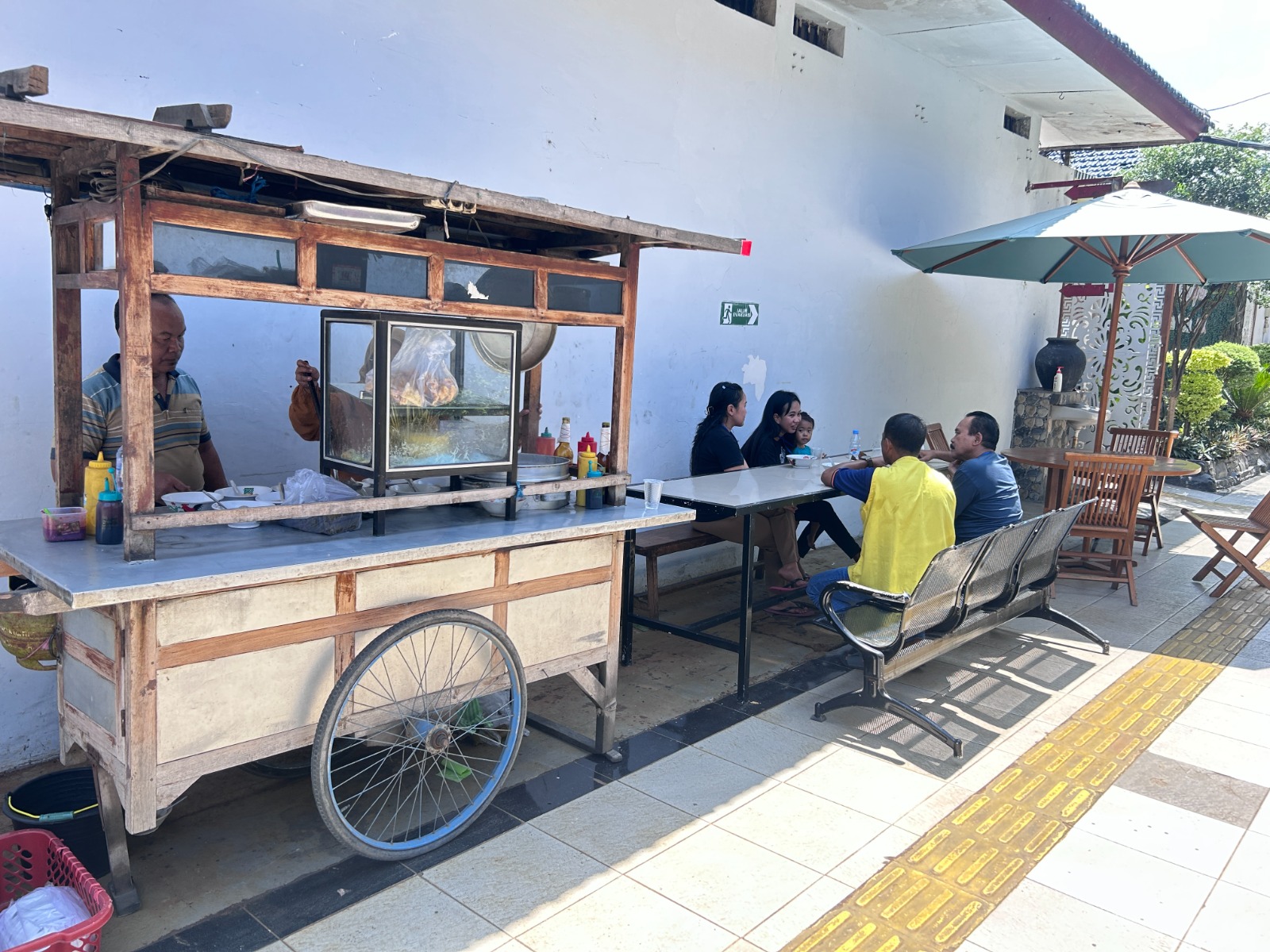 BERTEMU KELUARGA: Warga binaan saat merayakan Natal penuh sukacita bersama keluarganya sambil menikmati hidangan bakso saat jam kunjungan khusus di dalam Rutan Kelas IIB Gresik.