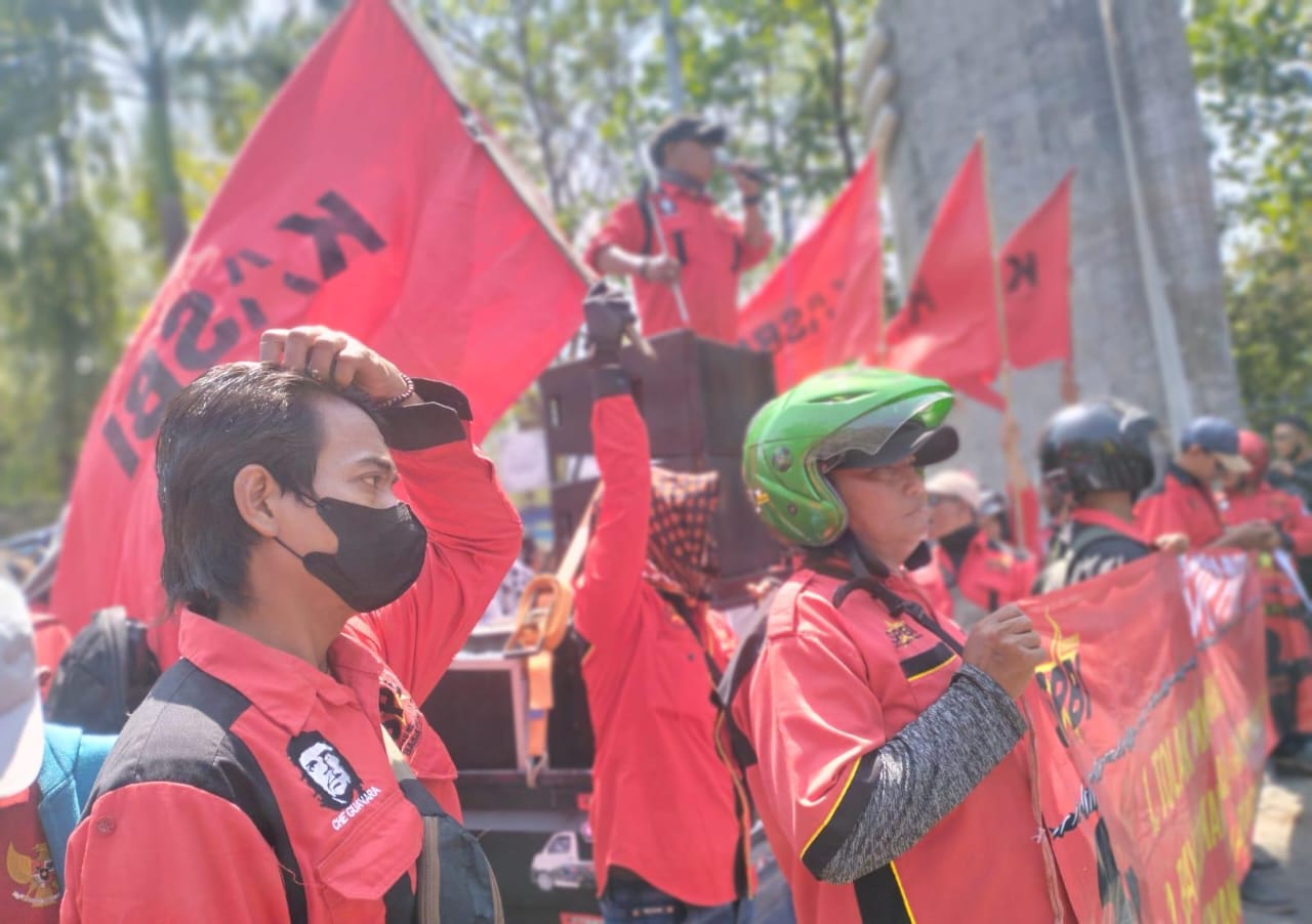 DEMO : Para pendemo meminta kenaikan UMK Gresik beberapa waktu lalu.