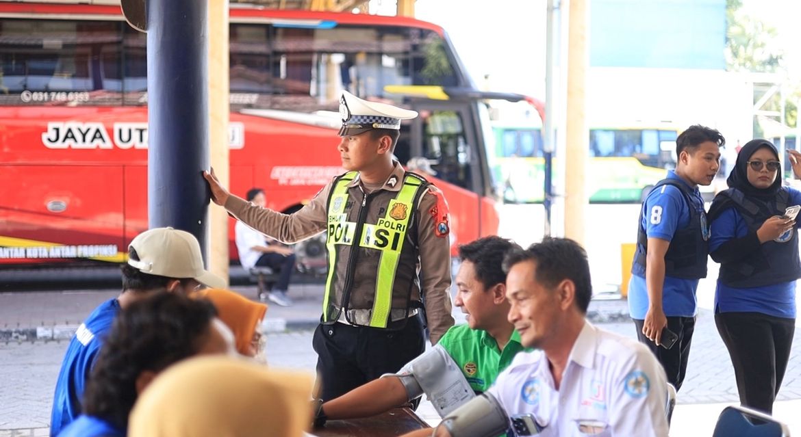 TES URINE: Petugas gabungan dari Satlantas, BNNK, dan Dishub Gresik saat melakukan pemeriksaan kesehatan dan tes urine kepada sopir bus di Terminal Bunder guna memastikan keselamatan penumpang.