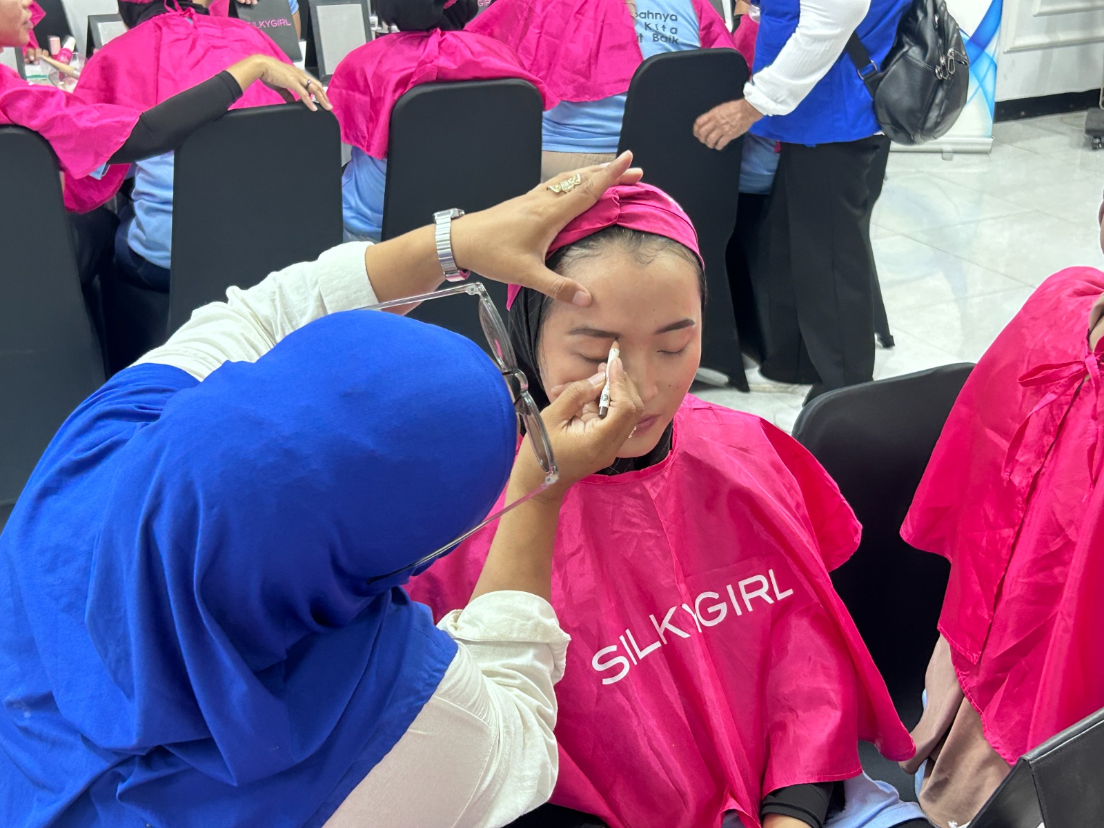 BEAUTY CLASS: Rutan Kelas IIB Gresik saat berkolaborasi dengan Dinas KBPPPA dan Tiara Kusuma dalam menggelar Beauty Class bagi warga binaan wanita sebagai bagian dari program pembinaan kemandirian.