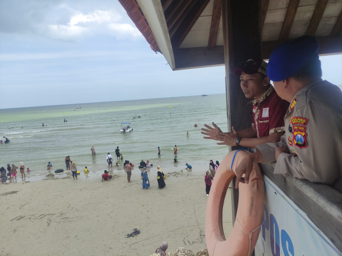 PENGAMANAN: Anggota Satpolair Polres Gresik saat meningkatkan pengamanan dan memberikan imbauan keselamatan di Pantai Delegan, Kecamatan Panceng, Gresik, selama masa libur Nataru.