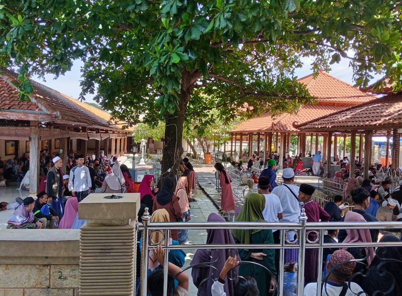 RAMAI: Suasana peziarah yang memadati area makam Sunan Syekh Maulana Malik Ibrahim (Sunan Gresik) di tengah momentum libur panjang sekolah dan Nataru 2026.