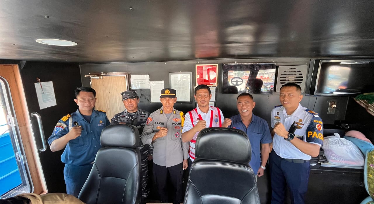 Suasana di Pelabuhan Gresik saat melayani sebanyak 1.520 penumpang yang menjalani mudik Nataru menuju Pulau Bawean dengan pengamanan ketat dari petugas gabungan.