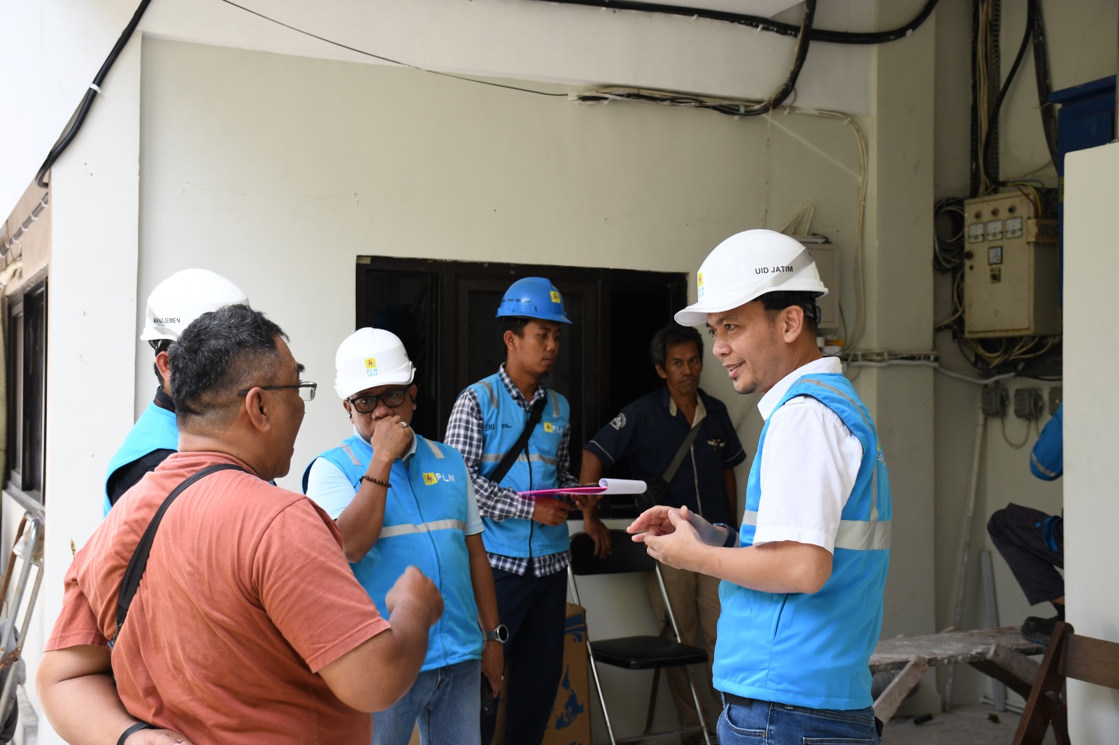 Manager PLN UP3 Gresik, Suhandopo (kanan) memastikan keandalan pasokan listrik selama momen Nataru.
