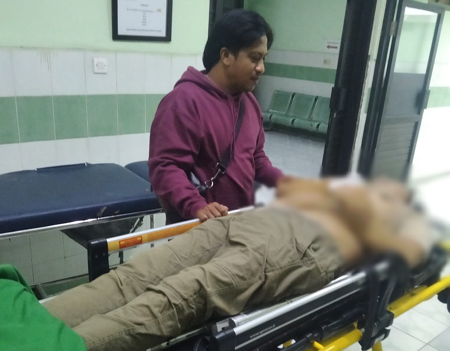 DIEVAKUASI: Anggota Polsek Gresik Kota saat melakukan proses evakuasi korban di Warkop Sokarno, Kelurahan Sidokumpul, Kabupaten Gresik. Korban dinyatakan meninggal dunia diduga akibat riwayat penyakit