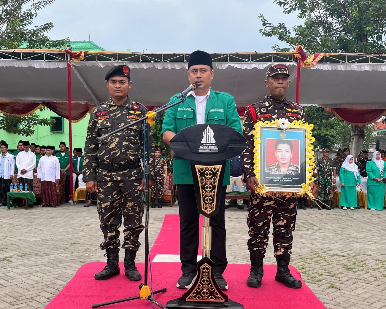 APEL: Tim Banser Husada saat melakukan cek kesehatan peserta sebelum dimulainya apel pembukaan Susbalan Satkorcab Banser Gresik di halaman Universitas Sunan Gresik, Jumat (26/12).