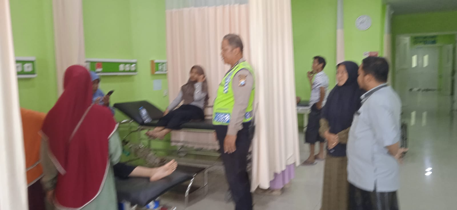 DIEVAKUASI : Anggota Polsek Bungah saat mengevakuasi dan membantu korban kecelakaan di Jalan Raya Melirang, Kecamatan Bungah, Gresik untuk di bawa ke Rumah Sakit.