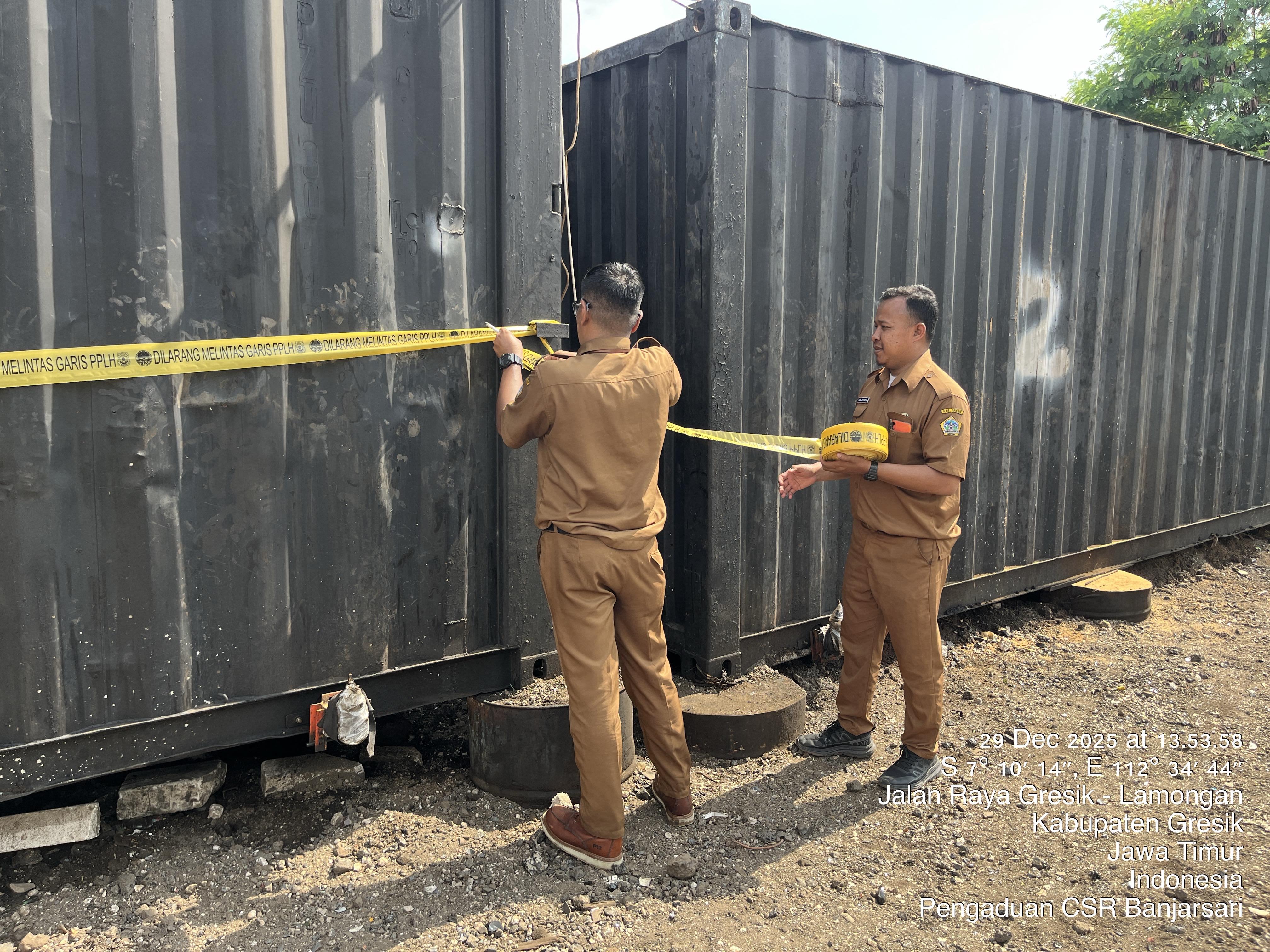 SIGAP : Petugas DLH Gresik menyegel dua kontainer berisi minyak hitam yang diduga menjadi penyebab pencemaran udara dan menimbulkan bau tak sedap.
