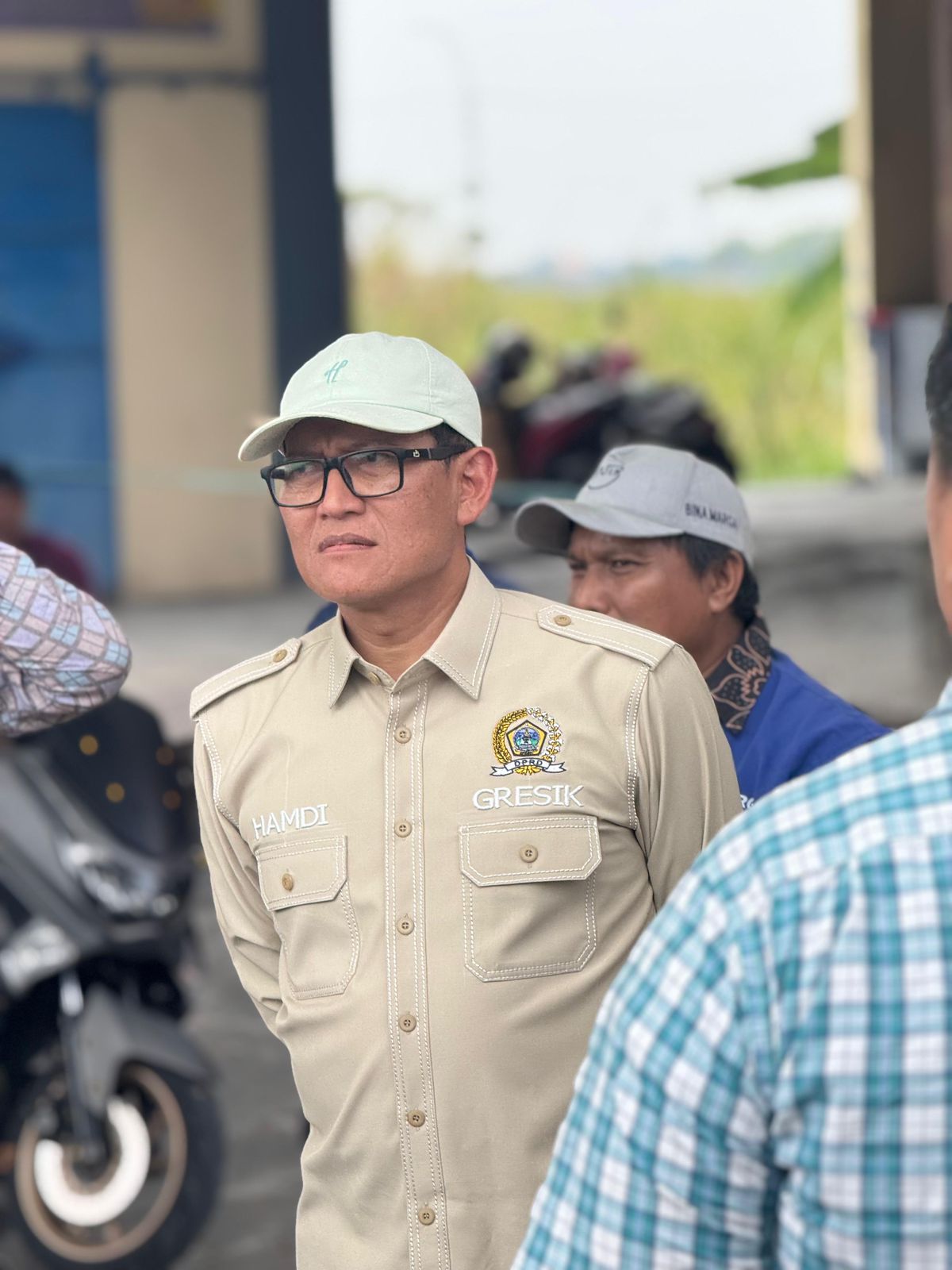 MELIHAT : Wakil Ketua III DPRD Gresik, Abdullah Hamdi saat melihat perbaikan jalan.