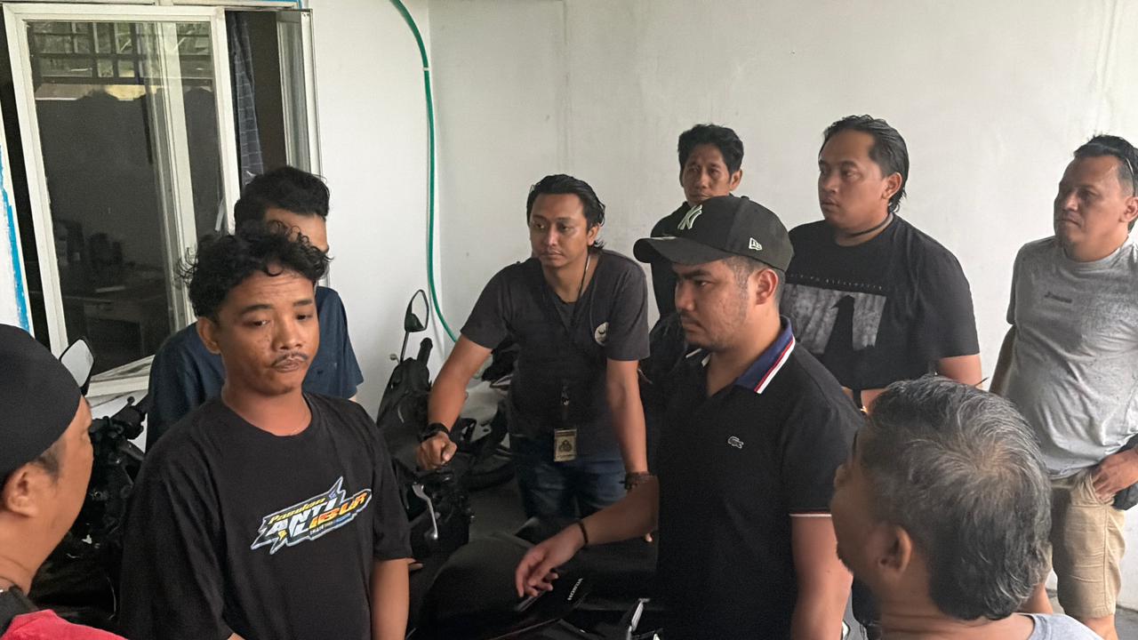 DiAMANKAN : Anggota Resmob Satreskrim Polres Gresik saat mengamankan tersangka inisial MMT seorang Depcolektor di Mapolres Gresik.