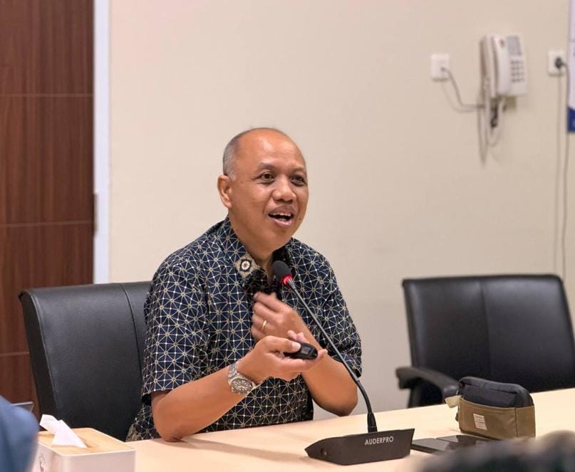 Kepala BPJS Kesehatan Cabang Gresik, Janoe Tegoeh Prasetijo, saat memberikan pemaparan kepada para peserta JKN mengenai kemudahan akses layanan kesehatan tanpa rujukan dalam kondisi gawat darurat.