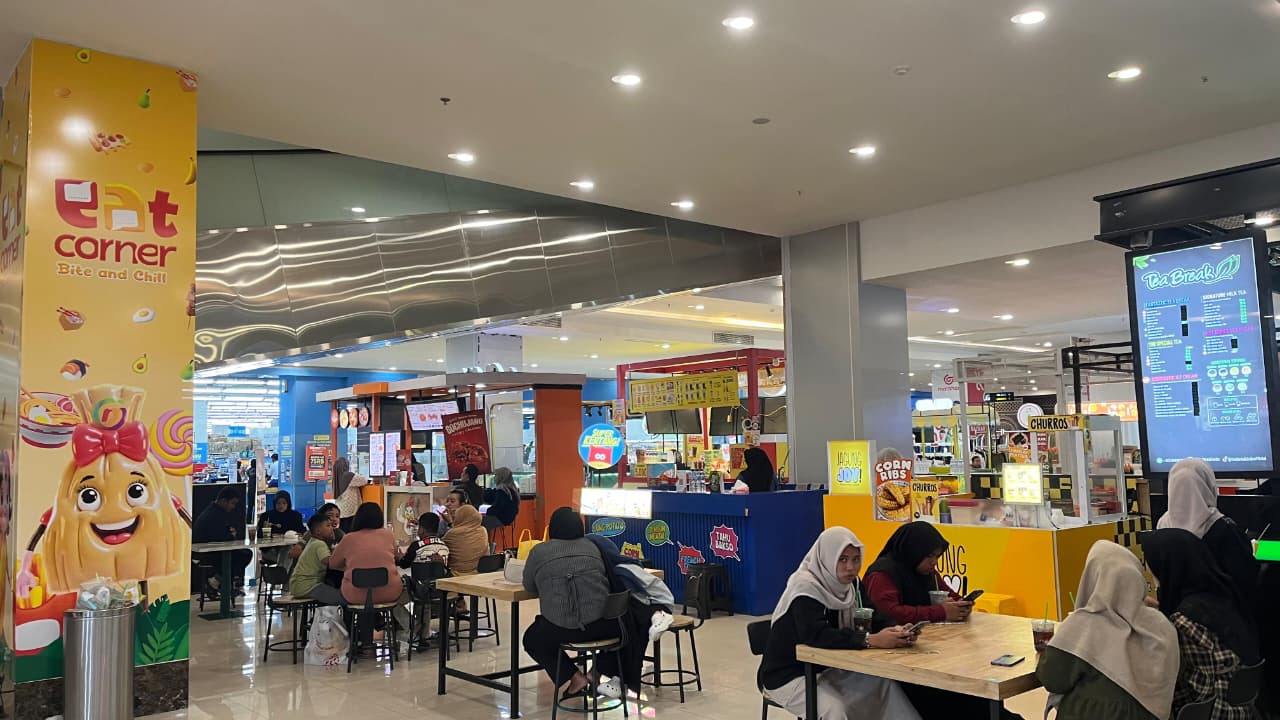 SPOT KULINER : Eat Corner Berlokasi strategis di Lantai Lower Ground (LG) Gressmall.