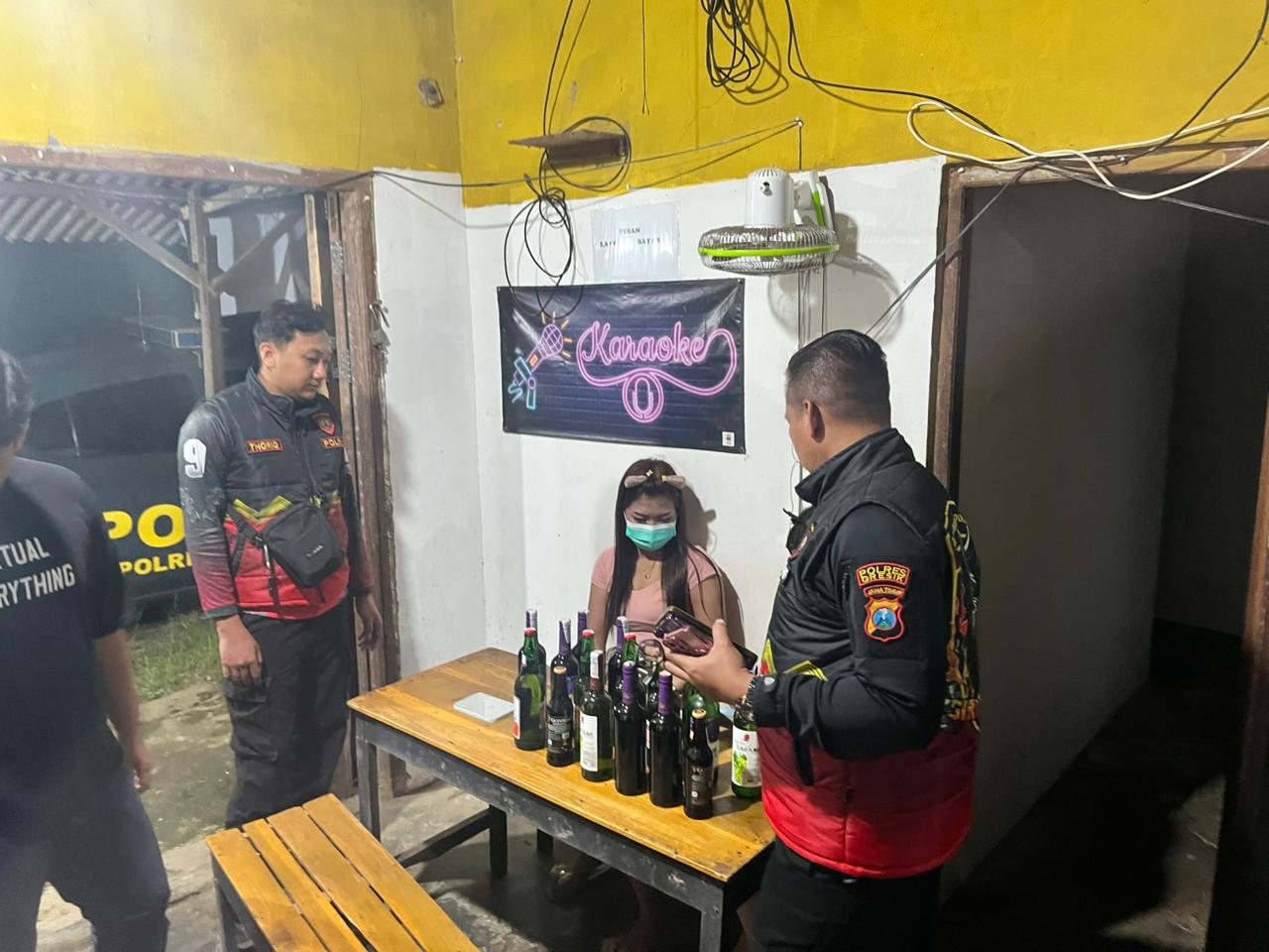 DIRAZIA: Unit Turjawali Miras Sat Samapta Polres Gresik saat melakukan razia di salah satu warung di Jalan Lowayu, Desa Petiyin, Kecamatan Dukun. Razia ini merupakan bagian dari upaya cipta kondisi.
