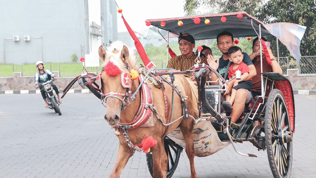 GEMBIRA : Anak-anak nampak gembira berkeliling Gresik Kota Baru (GKB) dengan naik delman.