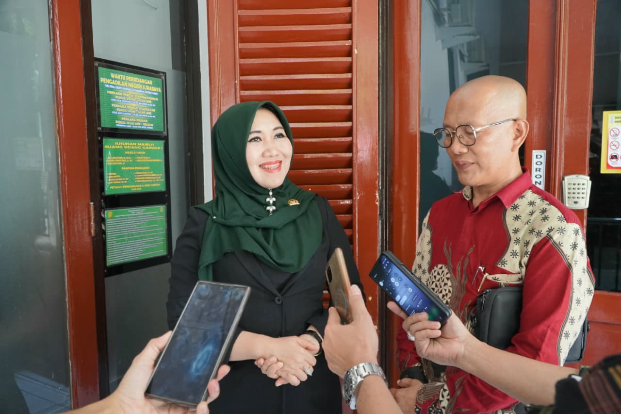 Ning Lia Istifhama saat diwawancari tentang kasus mafia tanah di Surabaya