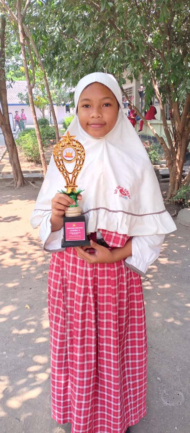 Aisya Nabilah Rahma, Siswi SD Semen Gresik sukses memborong dua Medali Emas Bidang Matematika dan Bidang  PKN  dalam ajang Festival Olimpiade Sains dan Bahasa Nasional 2025 di Sumatera Utara.
