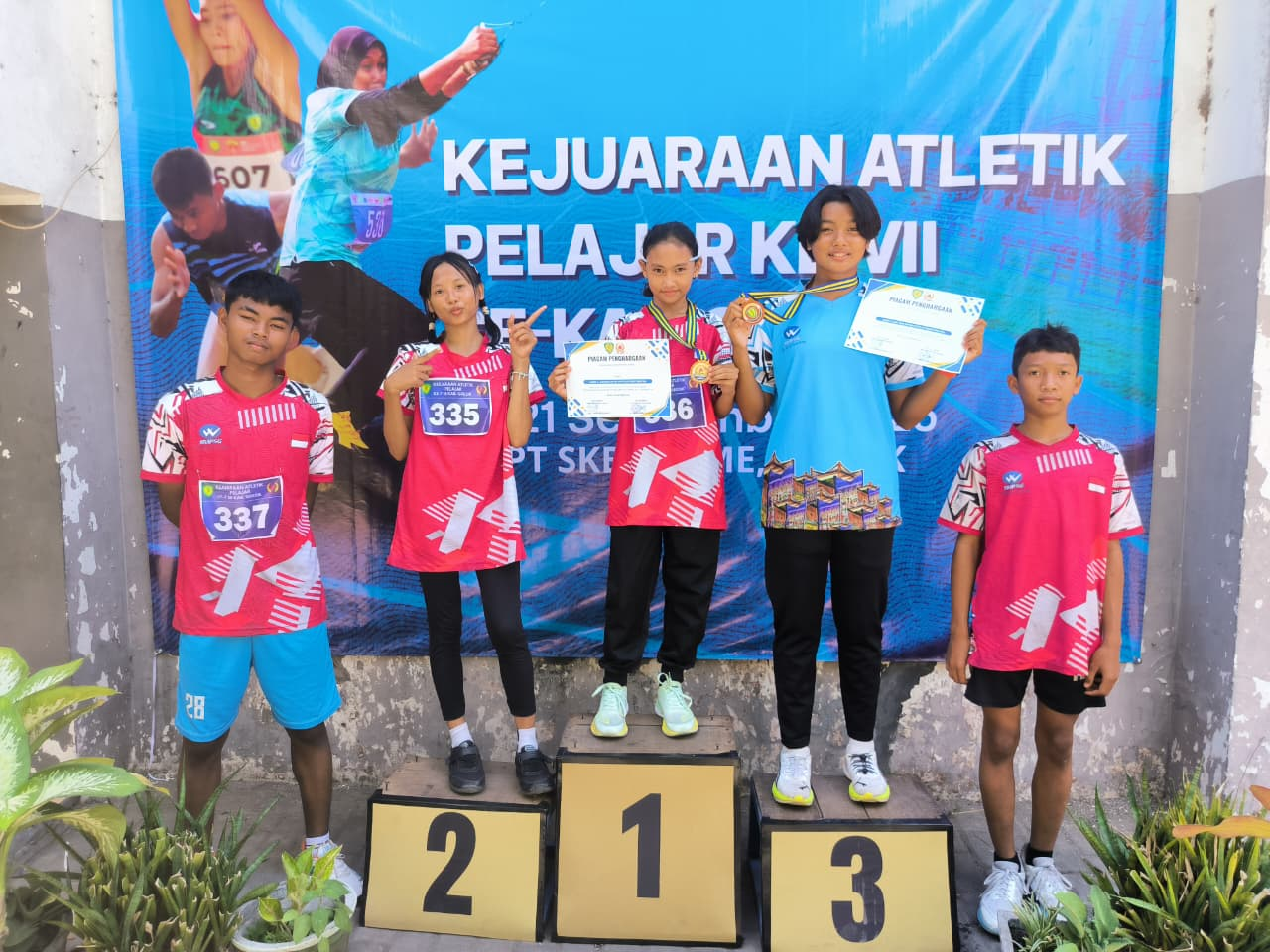 Prestasi non akademik berhasil ditorehkan oleh Siswi SMP Semen Gresik yaitu  Elvaretta Celena Azzahra dan Gabriella Evangelina RK dalam Kejuaraan Atletik Pelajar Ke-7 Kabupaten Gresik 2000 meter.