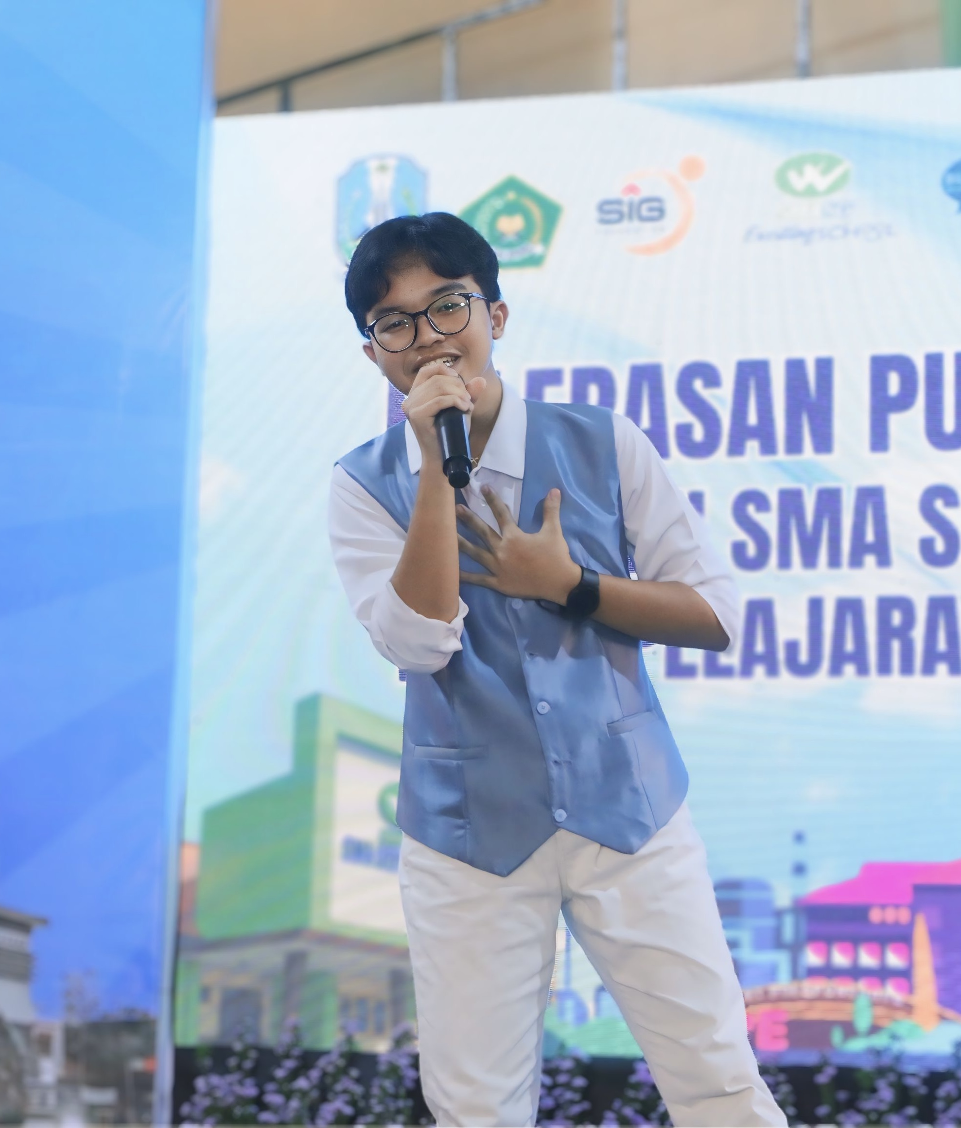 Siswa SMA Semen Gresik, Karel Benaya Dinatan Ravieba Subagio, sukses mengukir prestasi gemilang dengan meraih posisi 5 Besar dalam ajang SMA Award kategori Penyanyi Solo diselenggarakan oleh Jawa Pos