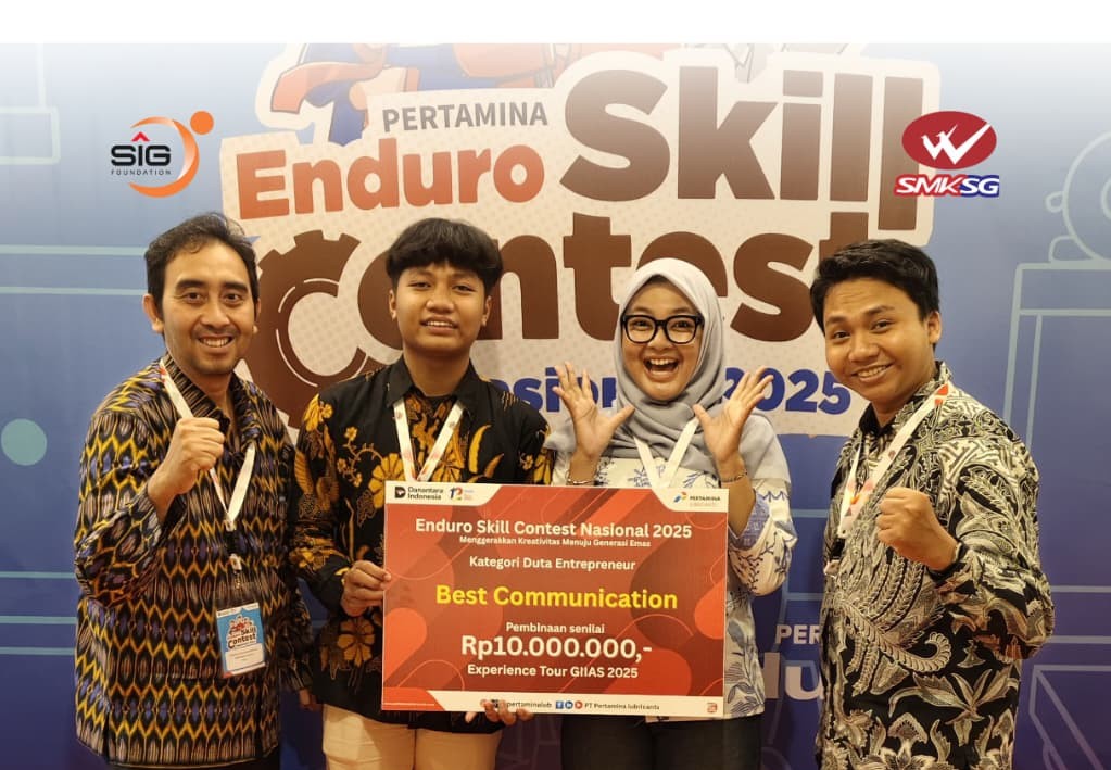 siswa-siswi terbaik SMK Semen Gresik, M. Rizqi Nur Rochim dan Ruisa Ripka Davianti, yang telah berhasil meraih medali Emas dalam ajang ENDURO SKILL CONTEST NASIONAL 2025 kategori Duta Entrepreneur.