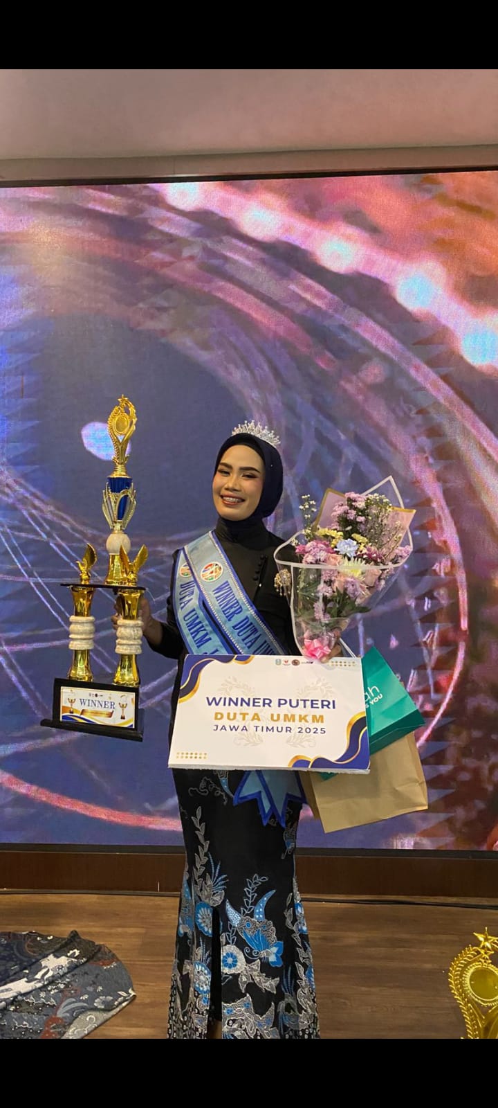 : Pencapaian luar biasa diraih oleh mahasiswi Politeknik Semen Indonesia (Polteksi), Sulaiha Dian Rizqi, sebagai Juara 1 Duta UMKM Jawa Timur.