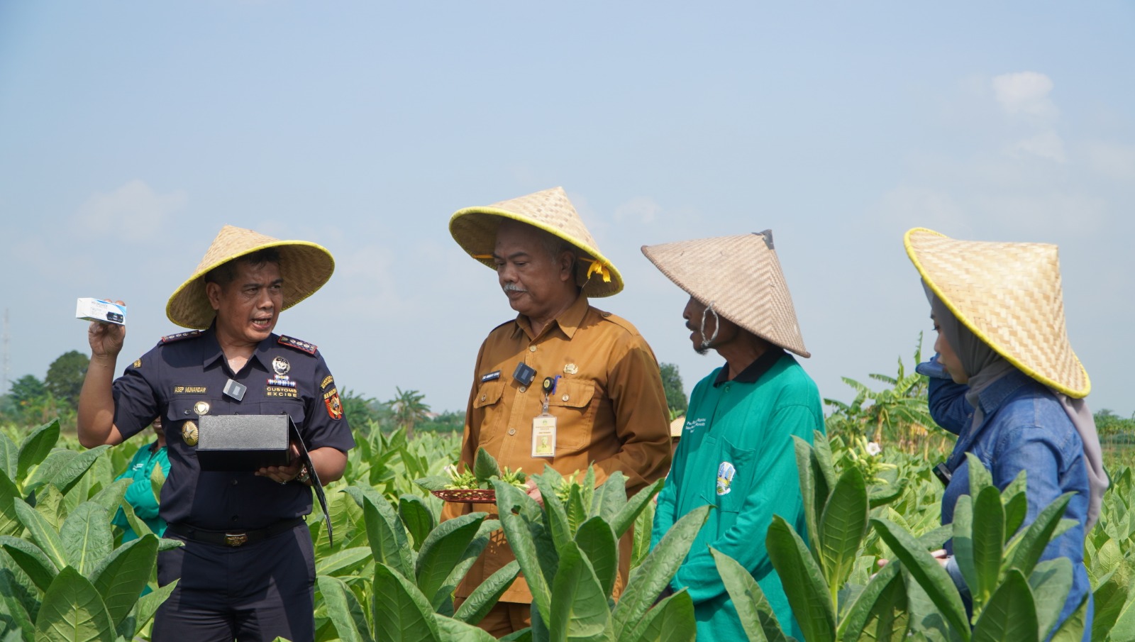 Kepala Bea Cukai Gresik, Asep Munandar (kiri) bersama Kepala Dinas Pertanian Pemkab Gresik, Eko Anindito Putro berdialog dengan petani tembakau yang ada di Gresik.