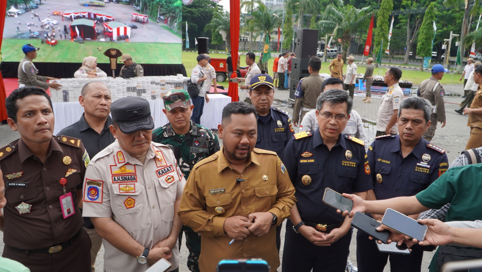 Bupati Gresik, Fandi Akhmad Yani memberikan apresiasi atas kolaborasi yang terjalin antara Satpol PP Pemkab Gresik dan Bea Cukai Gresik sepanjang 2025.
