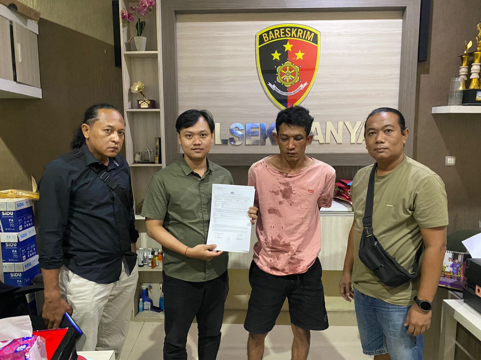 DILIMPAHKAN: Pelaku curanmor, M. Urifan, saat dilimpahkan oleh anggota Polsek Manyar ke jajaran Satreskrim Polres Lamongan guna menjalani penyidikan lebih lanjut terkait aksi pencurian di Glagah.