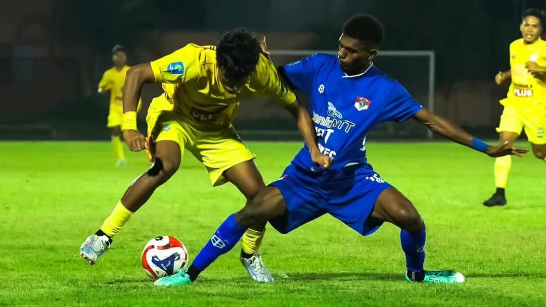 BEREBUT: Intensitas tinggi terjadi saat pemain Gresik United berebut bola dengan pemain Persebata Lembata dalam lanjutan Liga Nusantara 2025/2026. Gol Rafi Herlian di babak kedua memastikan kemenangan