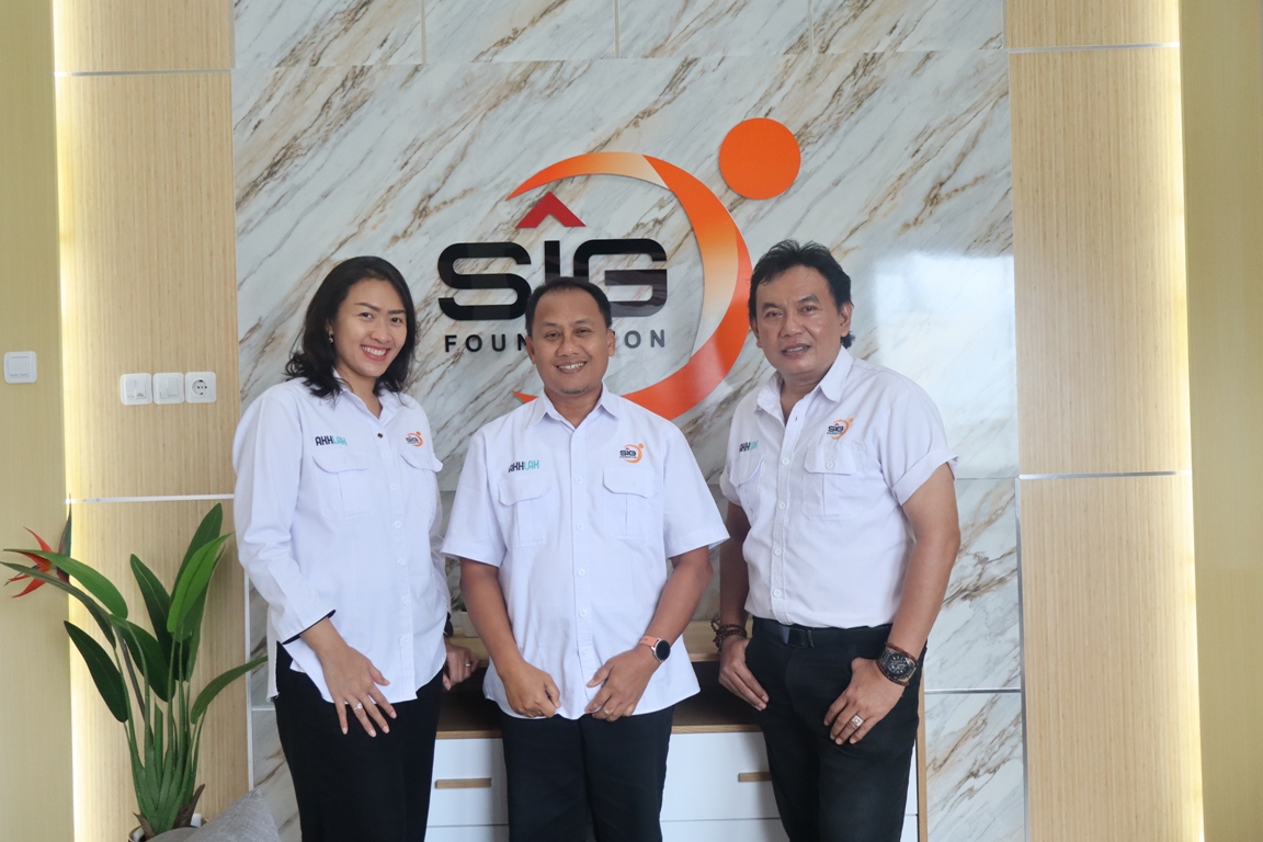 Dari kiri ke Kanan : Bendahara SIF Hanny Kusumohadiati, SE, Ketua SIF Dr. Effnu Subiyanto, S.T., MBA, dan Sekretaris Pengurus SIF Agus Kuntoro, S.T.