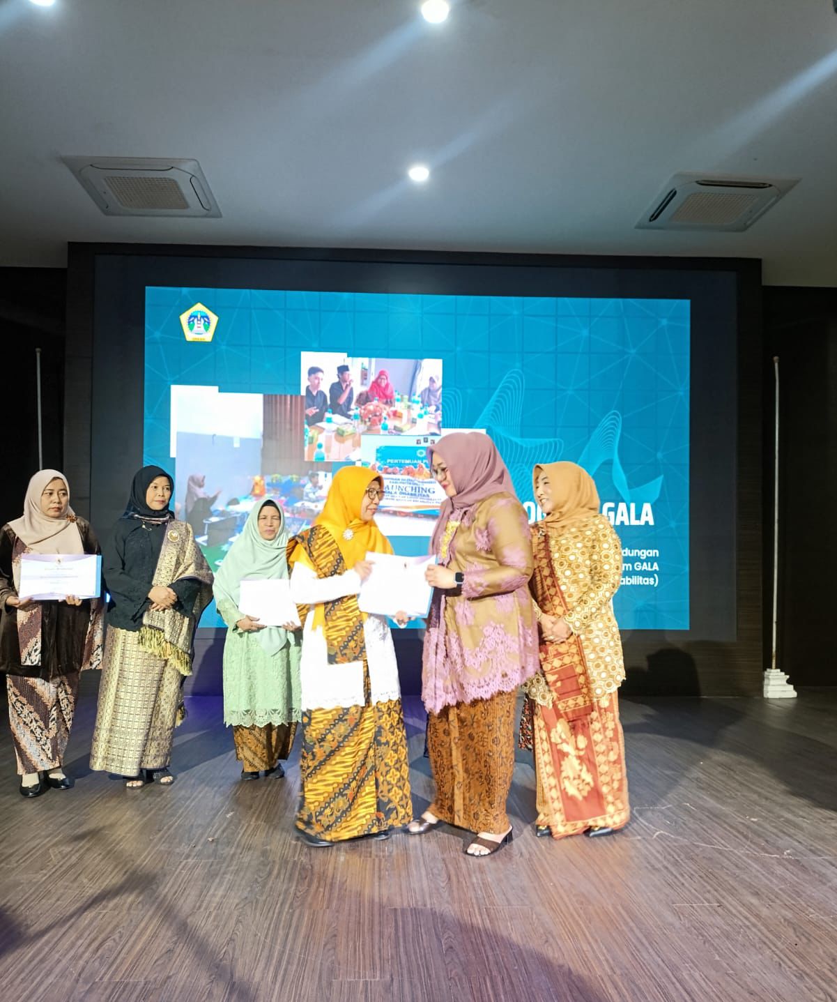 Ketua Pimpinan Daerah Aisyiyah Gresik Innik Hikmatin menerima penghargaan dari Pemerintah Kabupaten Gresik, yang diberikan langsung oleh Ketua GOW Gresik, dr. Hj. Shinta Puspitasari Asluchul Alif