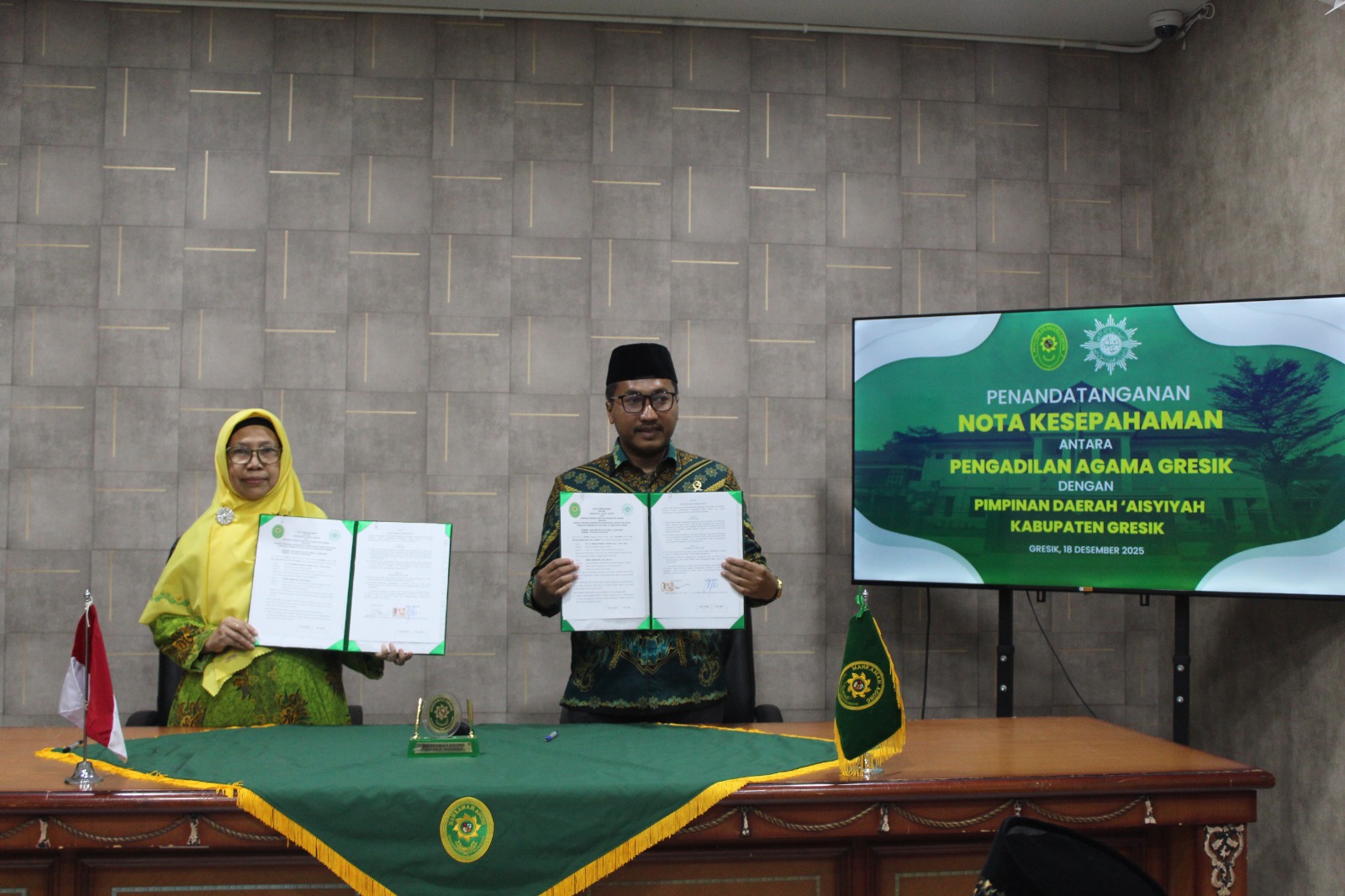 Penandatanganan Nota Kesepahaman antara Ketua Pengadilan Agama Gresik Dr. H. Ahmad Zaenal Fanani, S.H.I., M.Si., M.H., dengan Ketua Pimpinan Daerah Aisyiyah Gresik Innik Hikmatin, S.Pd., M.Pd.I,