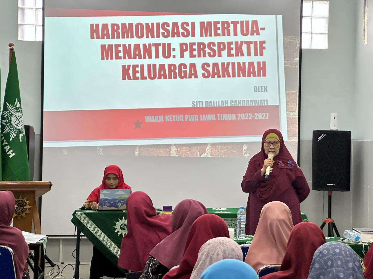 PEMBEKALAN KOMPREHENSIF: Wakil Ketua PWA Jawa Timur, Dra Hj Siti Dalilah Candrawati MAg, menyampaikan materi dengan tema Harmonisasi Hubungan Mertua dan Menantu dalam Perspektif Keluarga Sakinah