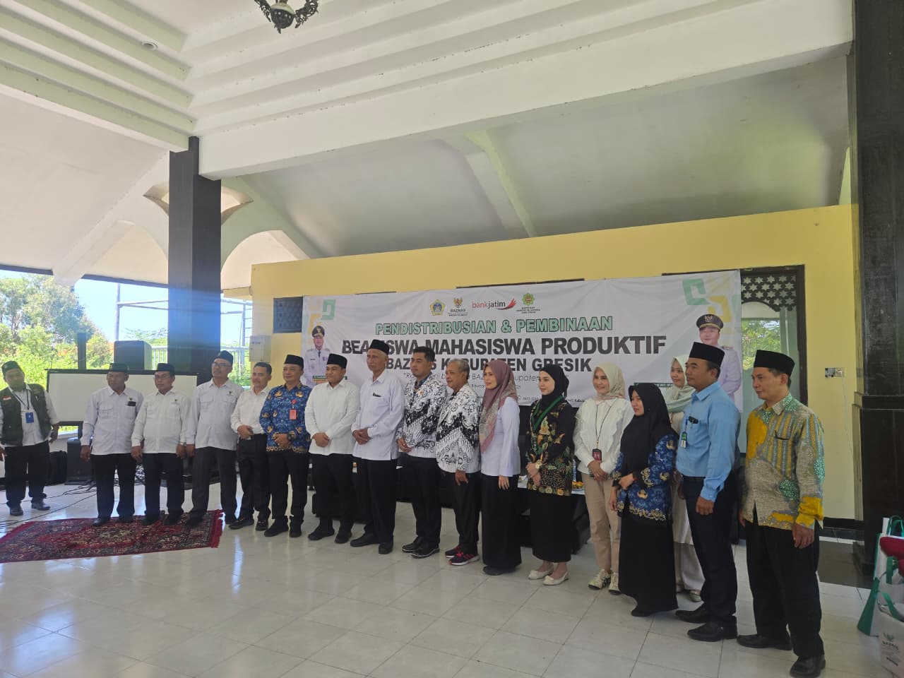 DUKUNGAN LANGSUNG : Bank Jatim Cabang Gresik  berkontribusi aktif dalam program Pendistribusian dan Pembinaan Beasiswa Mahasiswa Produktif kolaborasi bersama Baznas Gresik.