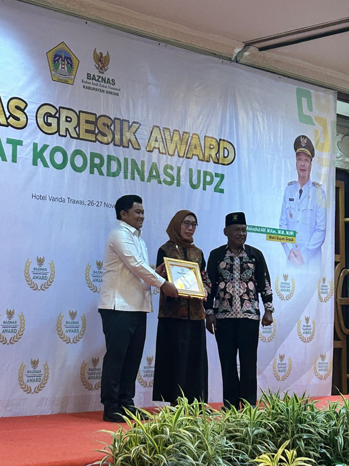 Bank Jatim cabang Gresik menerima penghargaan sebagai Pendukung Program ZIS pada ajang Baznas Gresik Award 2025 yang diterima langsung oleh  Ayun Kustijati selaku Pimpinan Bid. Ops. Bank Jatim Gresik.