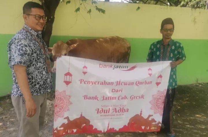AKSI NYATA : Bank Jatim Cabang Gresik menyalurkan hewan kurban ke lembaga pendidikan di Gresik pada moment Idul Adha 2025.