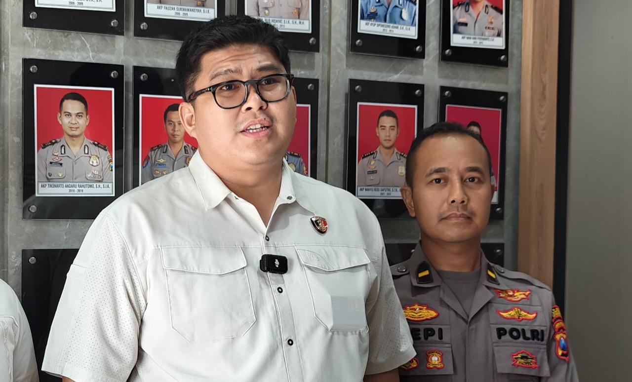 BERIKAN KETERANGAN : Kasatreskrim Polres Gresik AKP Arya Widjaya (kanan) didampingi Kasihumas Ipda Hepi Muslih Riza saat memaparkan progres pengejaran penyuplai data aplikasi Gomatel di Mapolres.