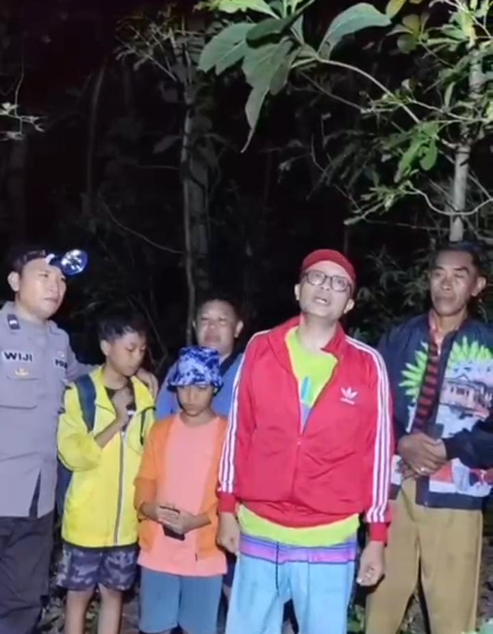 DIEVAKUASI : Anggota Polsek Sangkapura saat mengevakuasi korban Djoko beserta keluarganya yang tersesat di Hutan Kumalasa, Kecamatan Sangkapura, Pulau Bawean, Gresik.