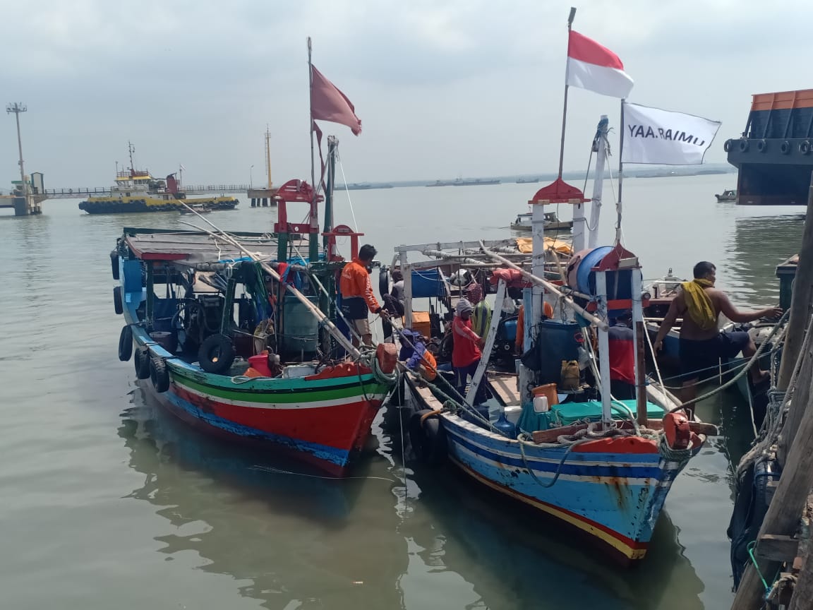 DIAMANKAN : Anggota Satpolairud Polres Gresik saat mengamankan 3 Kapal Nelayan Pengguna Jaring Trawl di perairan Karang Jamuan, Kecamatan Panceng, Gresik.
